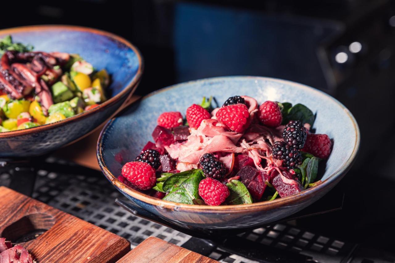 Hotel Kings Court Прага Экстерьер фото A salad with berries
