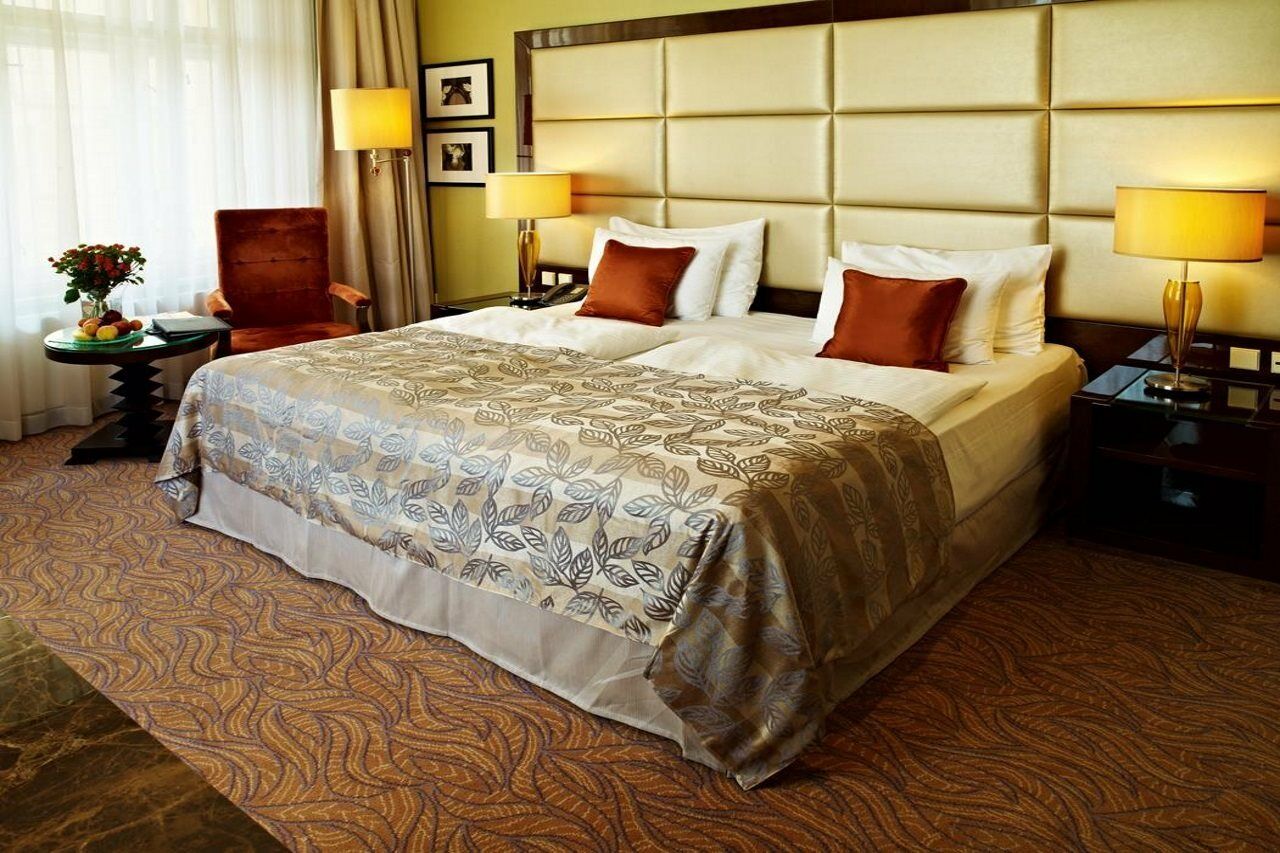 Hotel Kings Court Прага Экстерьер фото A bed